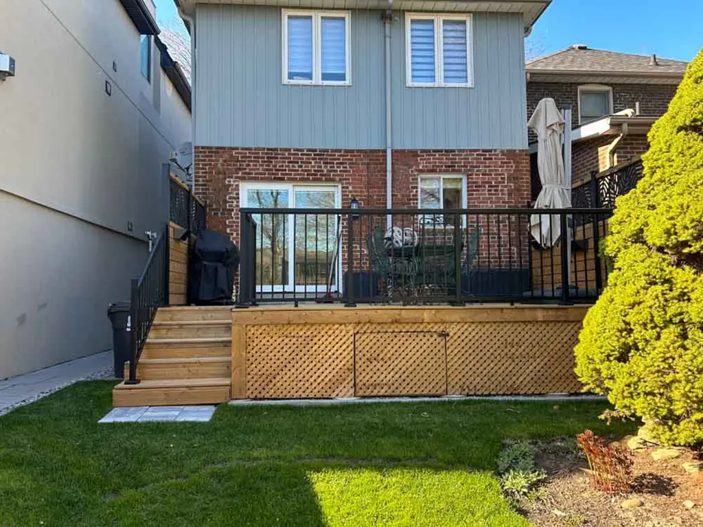 Internal-pg-img1 back deck with steps and black railings by Kerta Construction