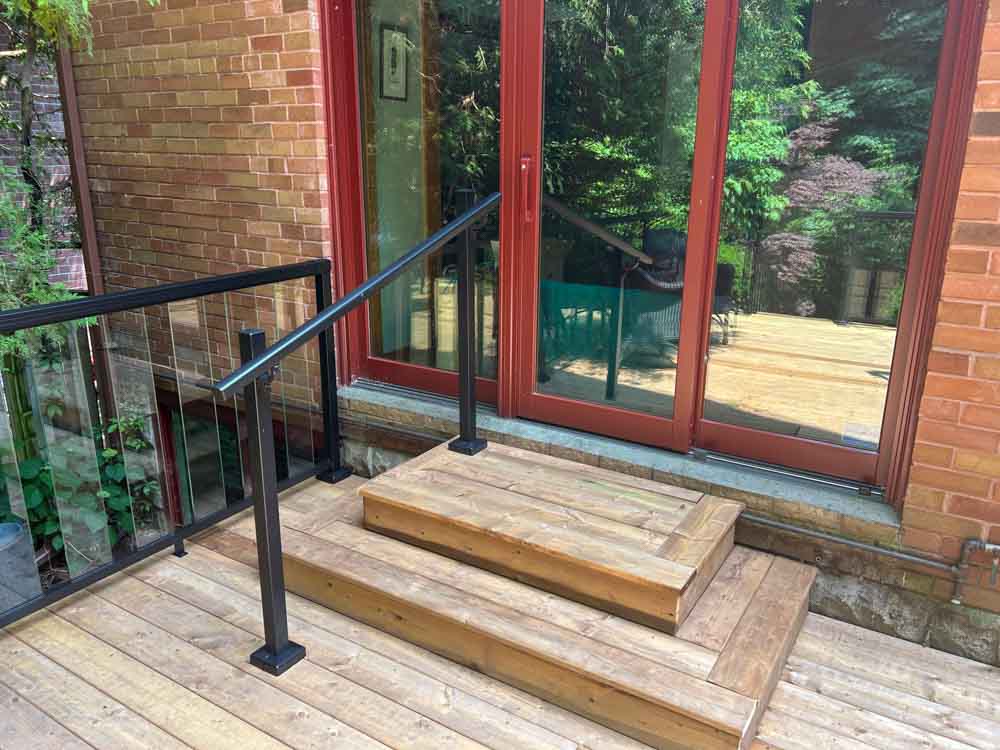 Portfolio-img-14 deck with steps and glass railings by Kerta Construction