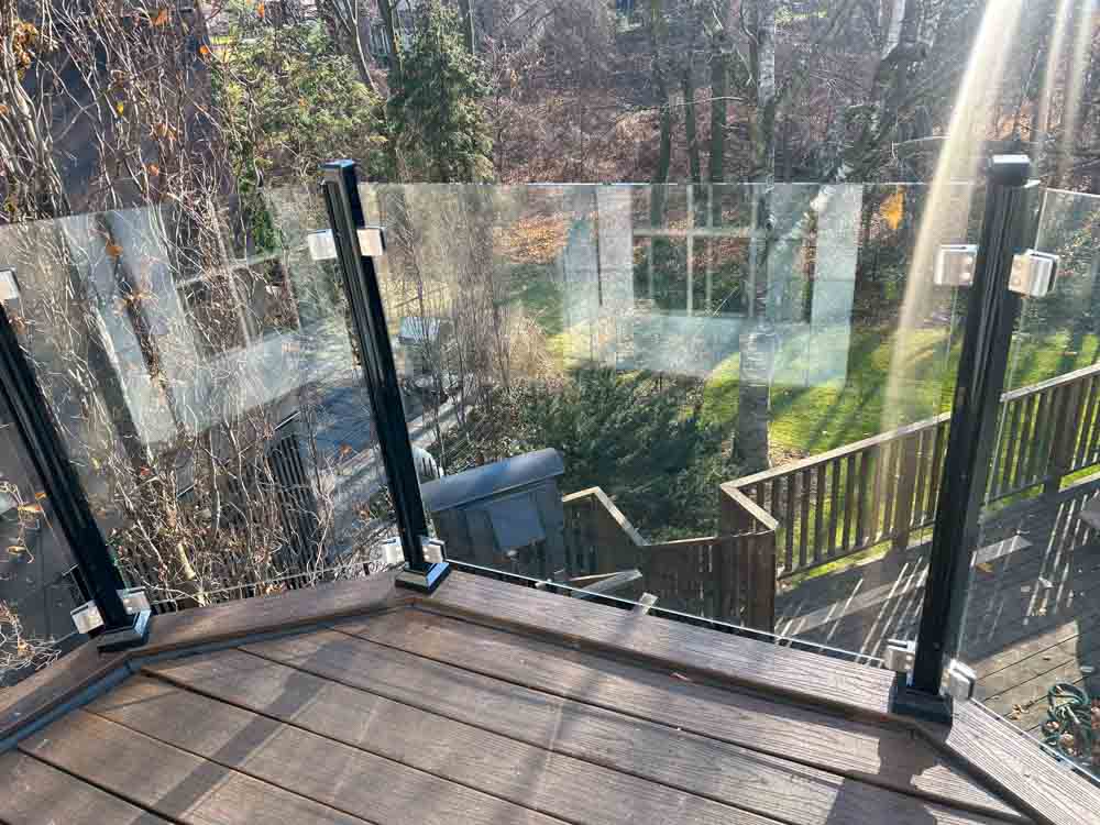Portfolio-img-24 glass railings on a deck by Kerta Construction