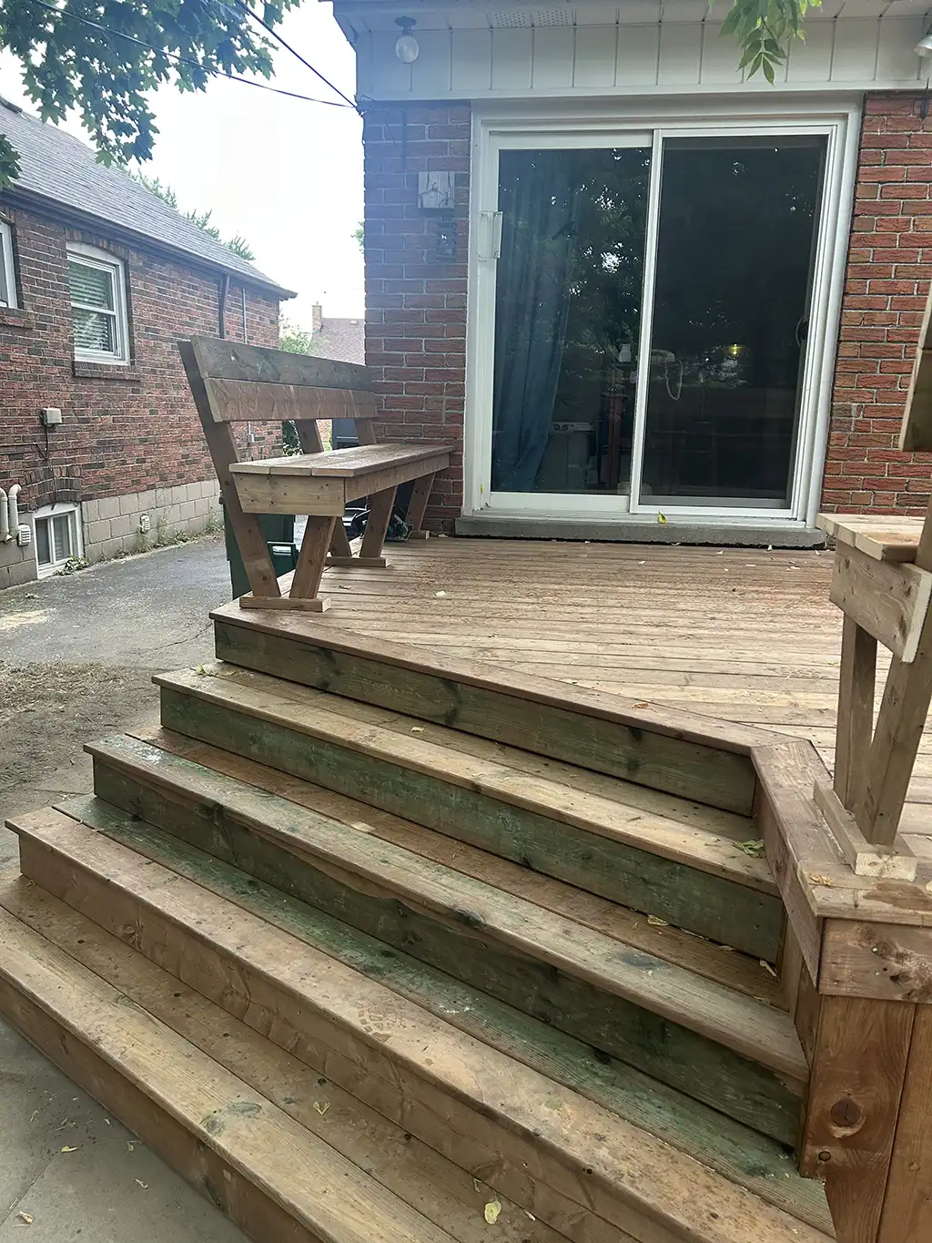 Portfolio-img-44 angled deck with built in seats by Kerta Construction